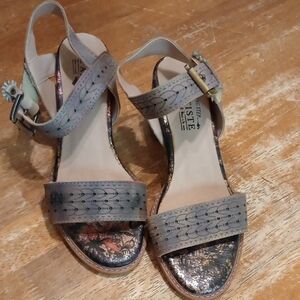 L'ATISTE Iridescent and Gray Sandals